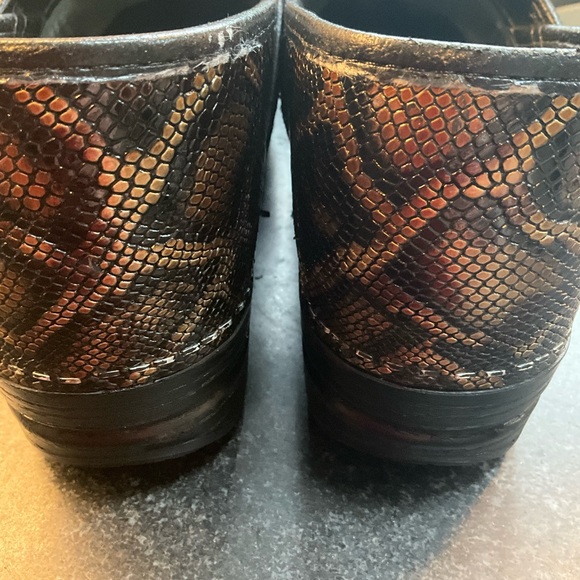 Snake Print Clogs - Picture 4 of 7